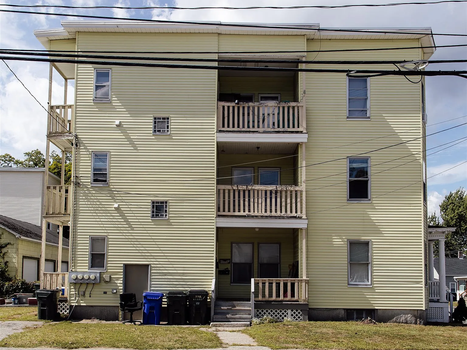 3 bed, 1.0 bath, 1372 sqft, $1,800 — Photo 2