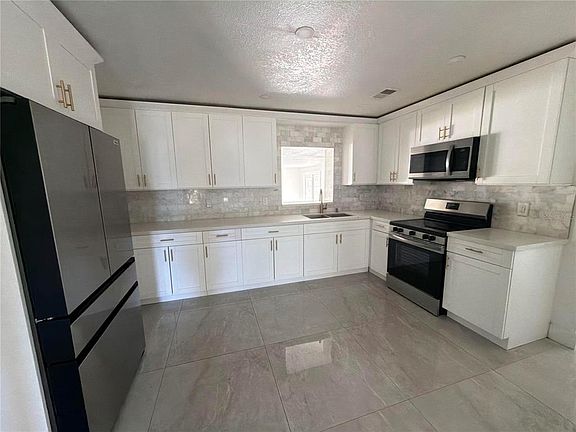 3rd image of 830 Polk St