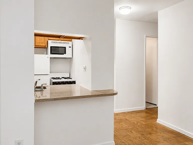 141 E 55th St #5B — Photo 1