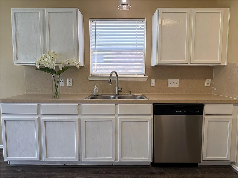1411 Hallcroft Ln — Photo 5