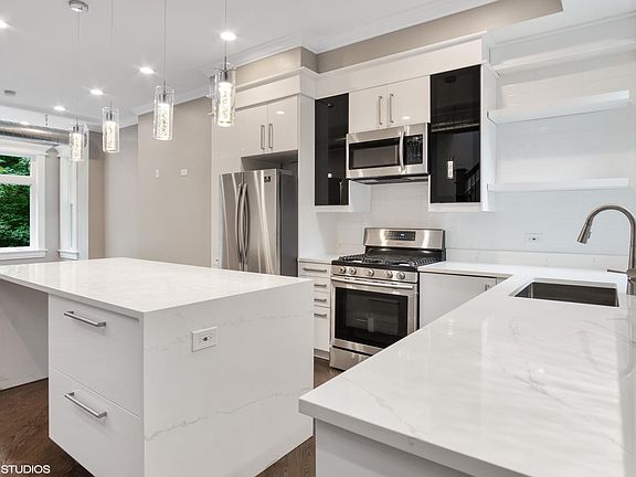 4th image of 608 W Arlington Pl #2