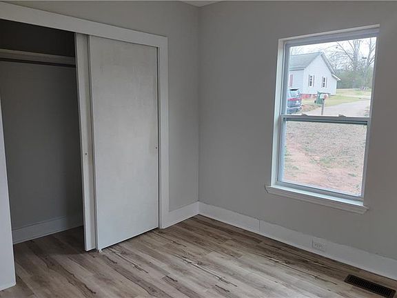 5th image of 210 Combs St