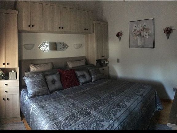 Bedroom With Built-in WallUn