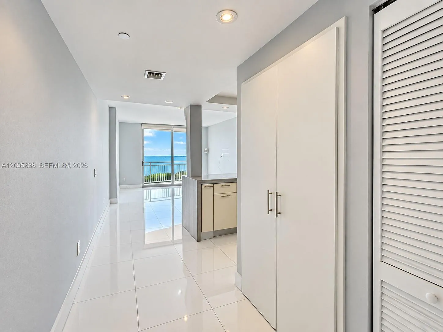 The Metropolitan Condo — Photo 2