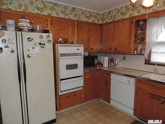 4th image of 571 Lowell St