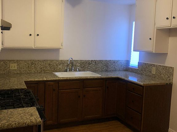 4th image of 140 S Oak St APT B