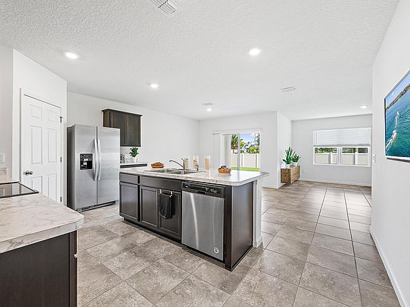 3rd image of 2725 SE Garfield Avenue