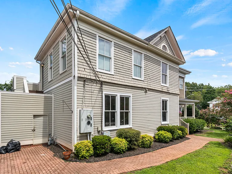 Walk around the side of the home for entry!
