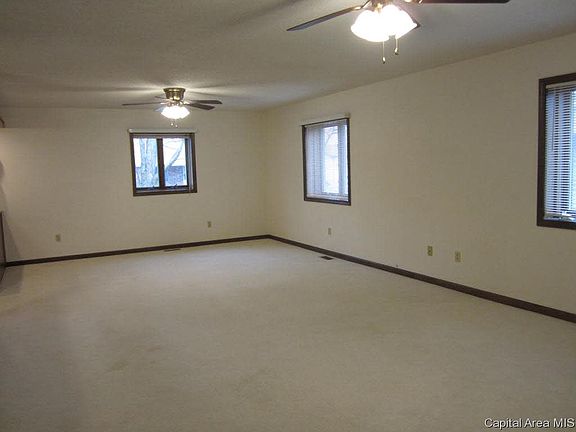 4th image of 15 Hawthorn Ln