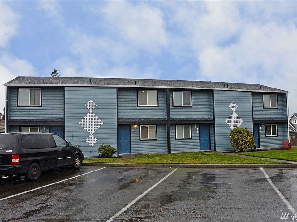 Front of 4 plex with plenty of parking for 8+ vehicles.