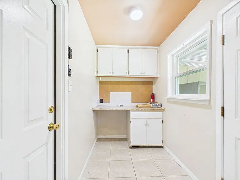 1206 Crenwelge Dr — Photo 7