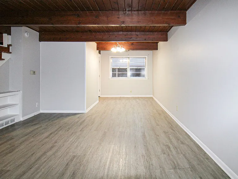 912 Maybelle NE — Photo 3