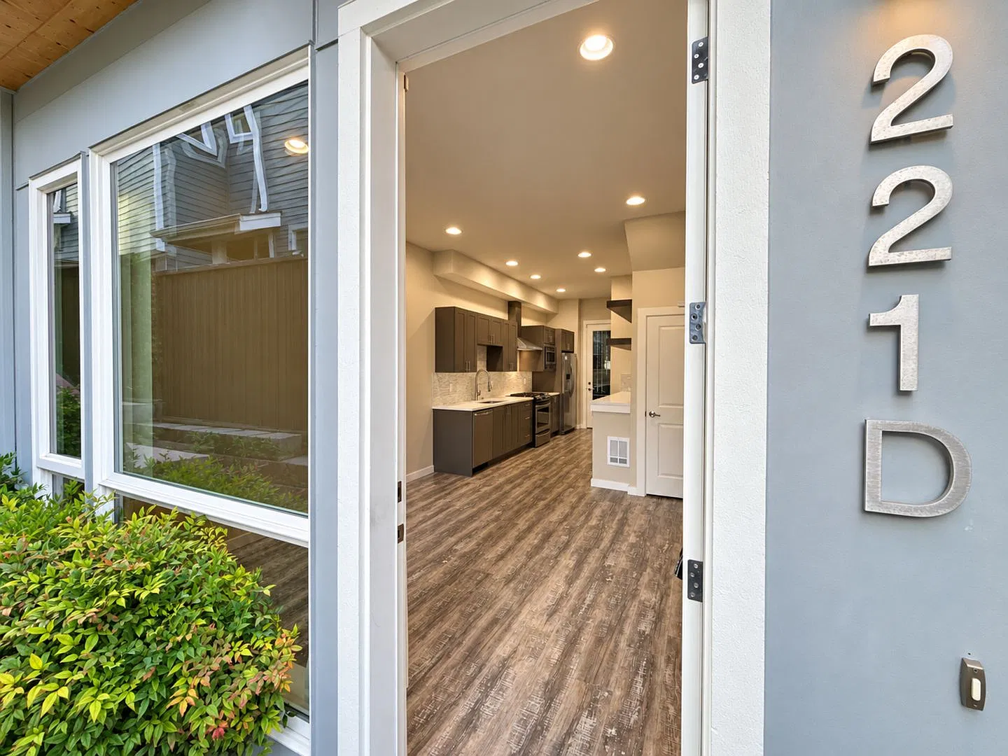 Modern Tri-Level Townhome in Madison Valley — Photo 2