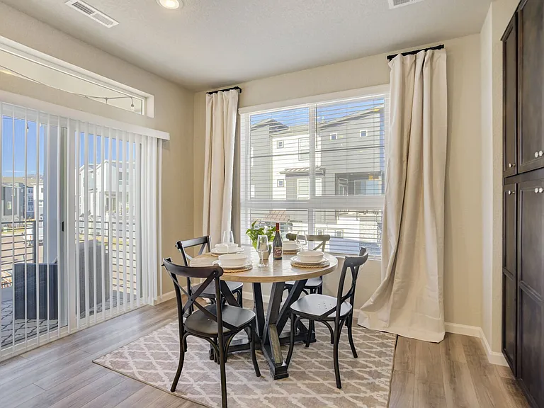 Dining room
Dining for four with access to the balcony.