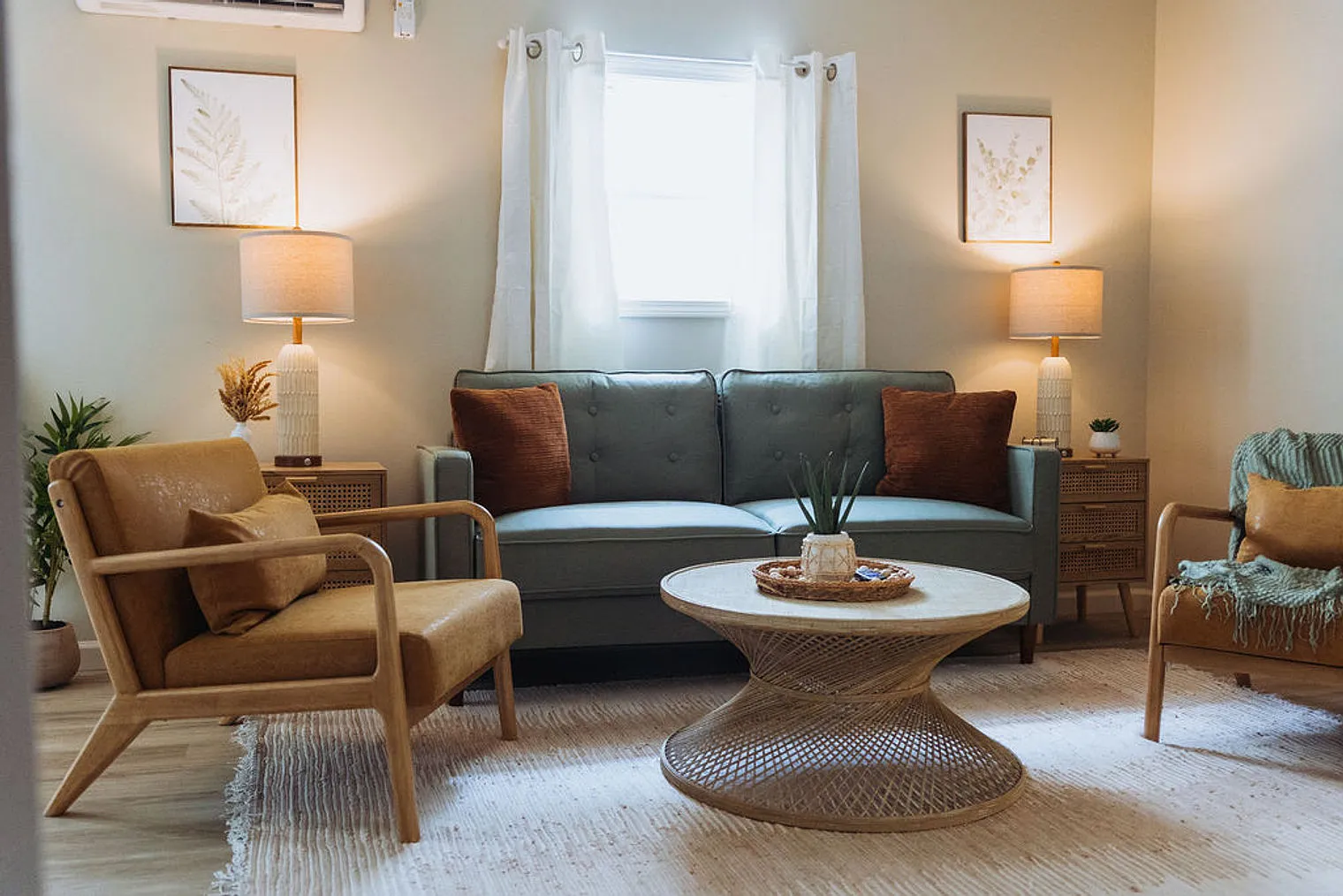 2 bed, 1.0 bath, 592 sqft, $2,067 — Photo 1