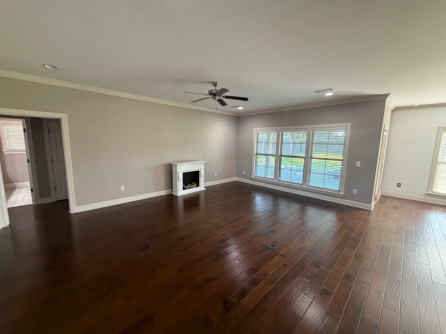 4 bed, 2484 sqft, $2,300 — Photo 3