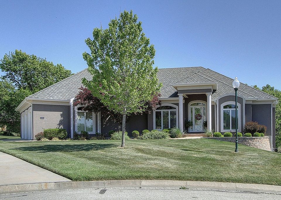 1st image of 1601 NW Sunridge Dr
