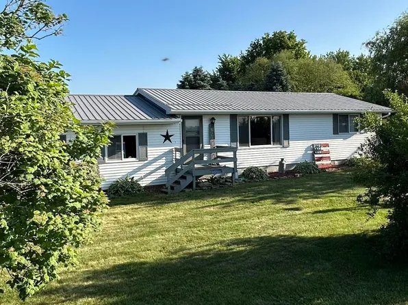 1513 Elon Dr, Waterville, IA 52170