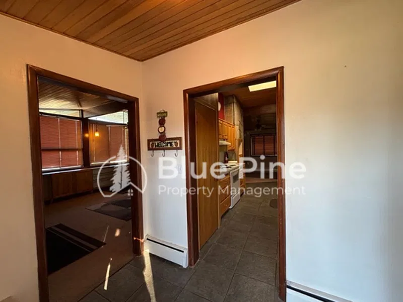 5 bed, 2.0 bath, 3000 sqft, $1,895 — Photo 3