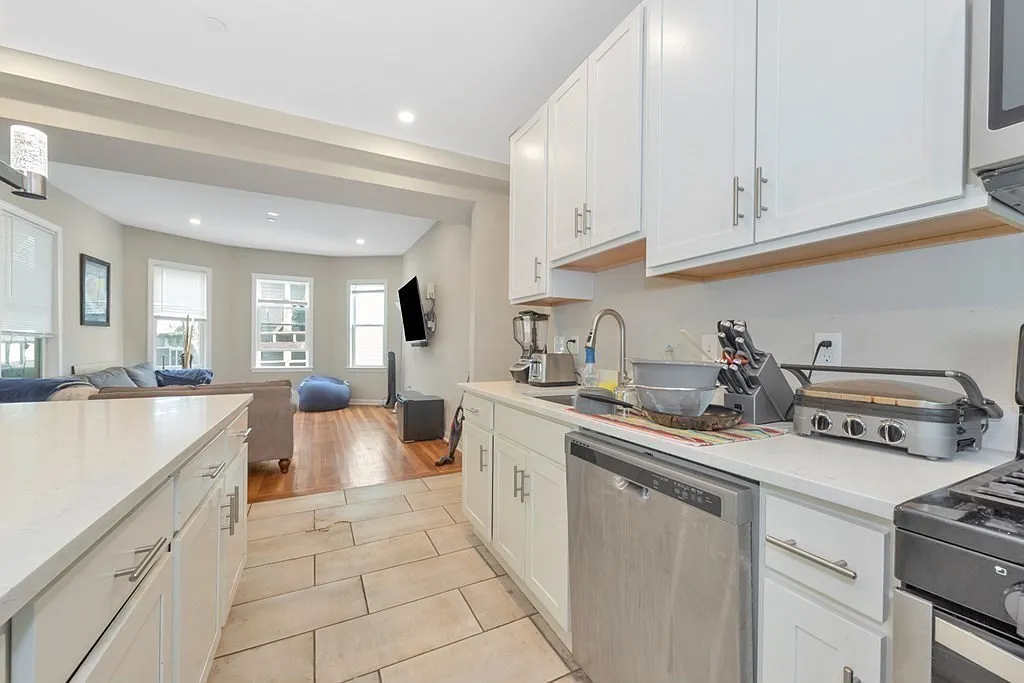 4 bed, 9999 sqft, $6,000 — Photo 4