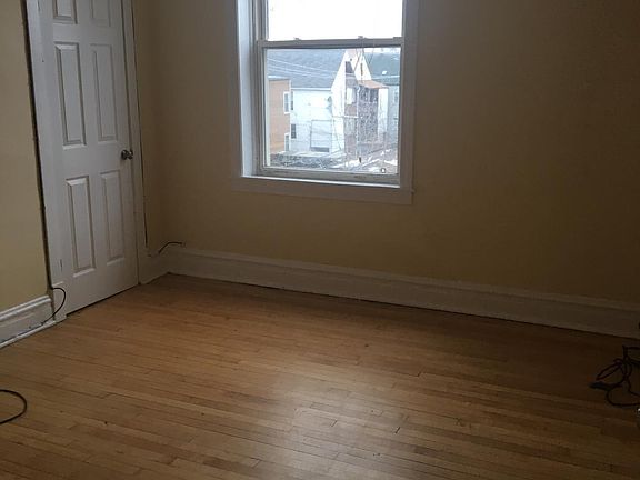 3rd image of 3226 N Sacramento Ave