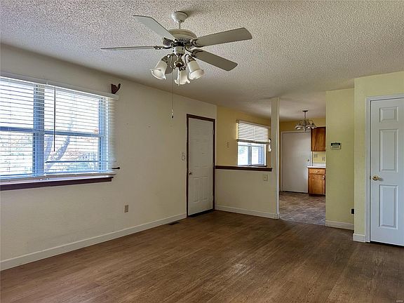 4th image of 406 N Shawnee Blvd