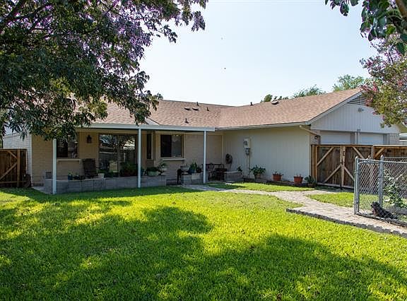 2nd image of 3005 Emerald Dr