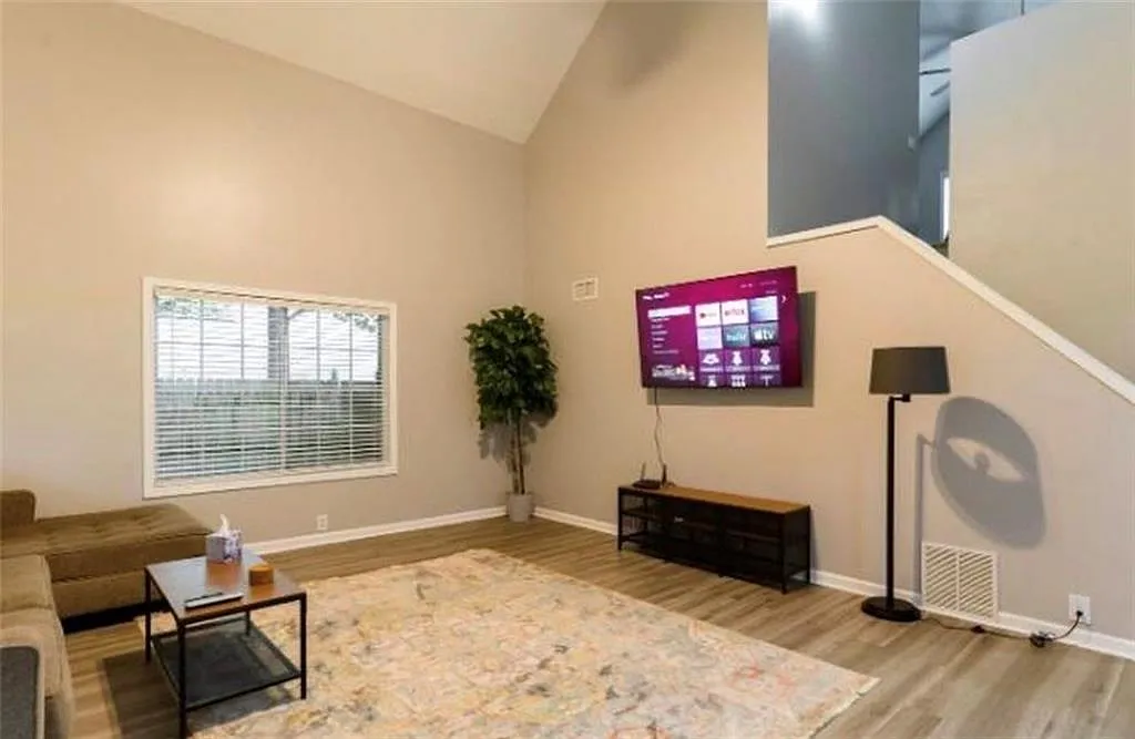 4 bed, 2.0 bath, 2405 sqft, $2,400 — Photo 3
