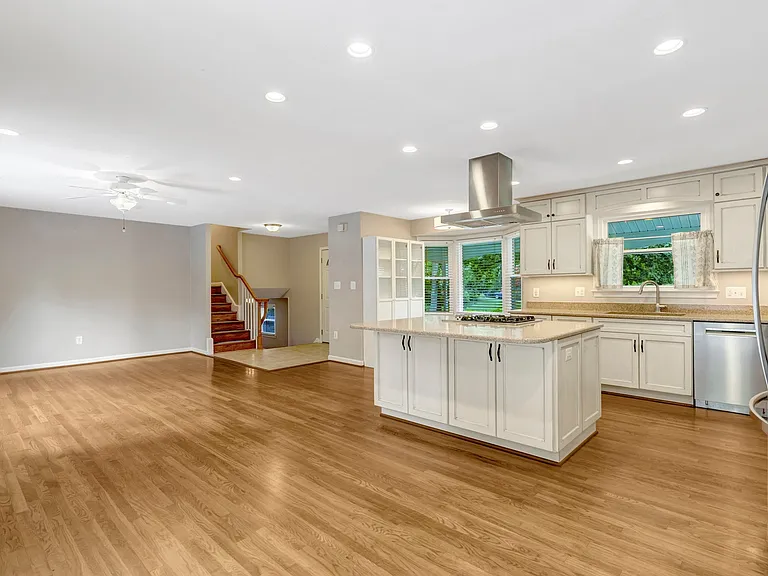 6717 Reynard Dr — Photo 17