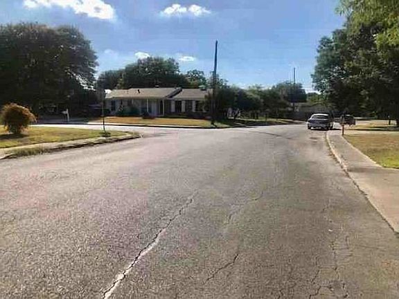 Exterior Neighborhood (street photo)