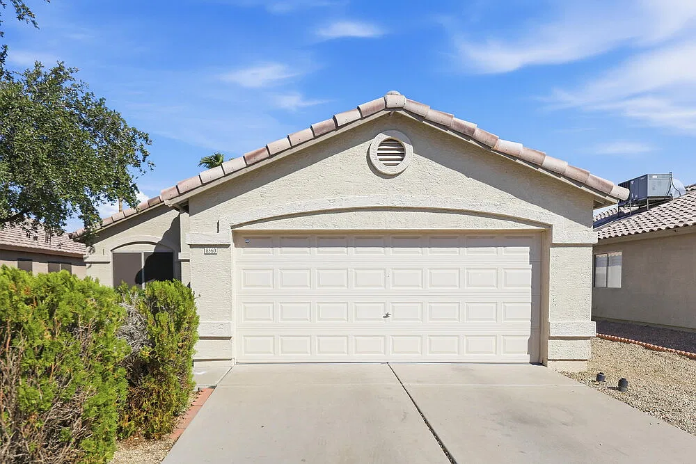 3 bed, 2.0 bath, 1323 sqft, $2,010 — Photo 1