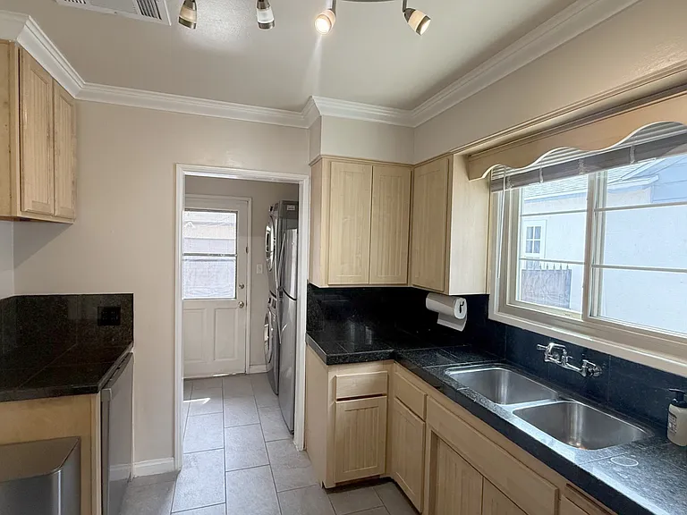 6243 Blucher Ave — Photo 10