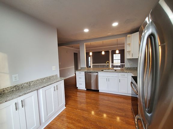 5th image of 211 Sterling Ct