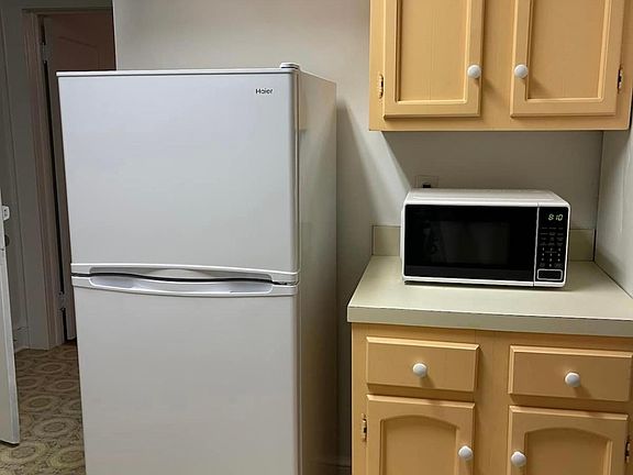 2nd image of 1720 Roseland St #3