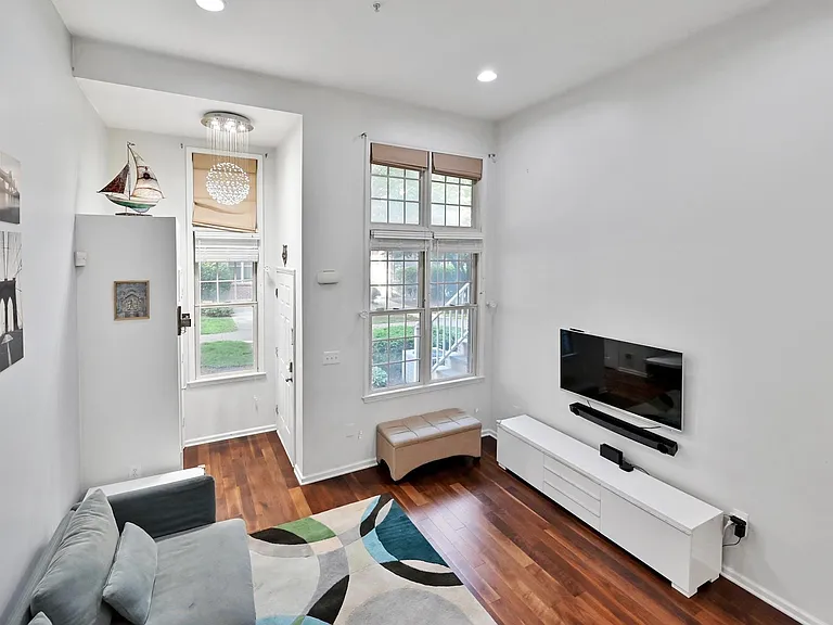 375 Kingston Ct #375 — Photo 5