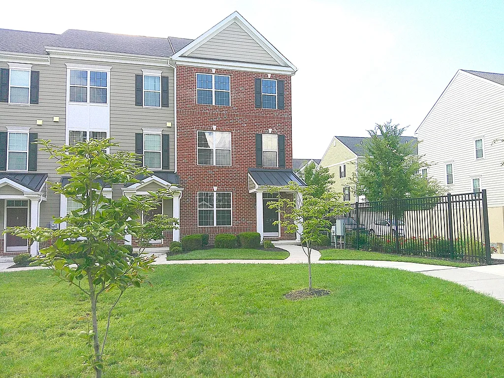 3 bed, 2.5 bath, 1915 sqft, $2,900 — Photo 2