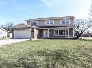 1233 Summit Dr, Schaumburg, IL