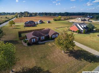 2 Roxey Dr, Fayetteville, TN 37334