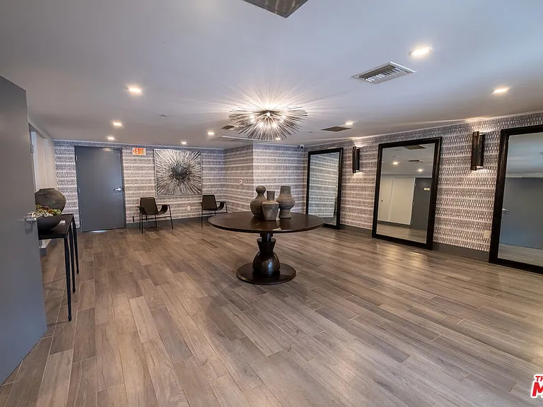 147 S Doheny Dr — Photo 36