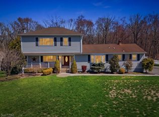 27 Heather Hills Dr, Oak Ridge, NJ 07438