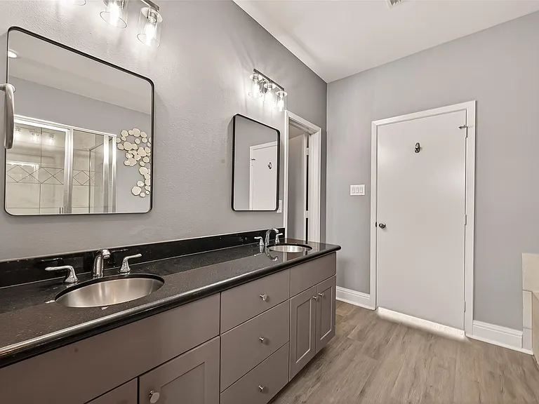 1107 Saint Charles St — Photo 24