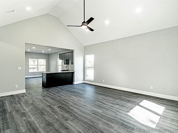 2nd image of 920 N Elizabeth St