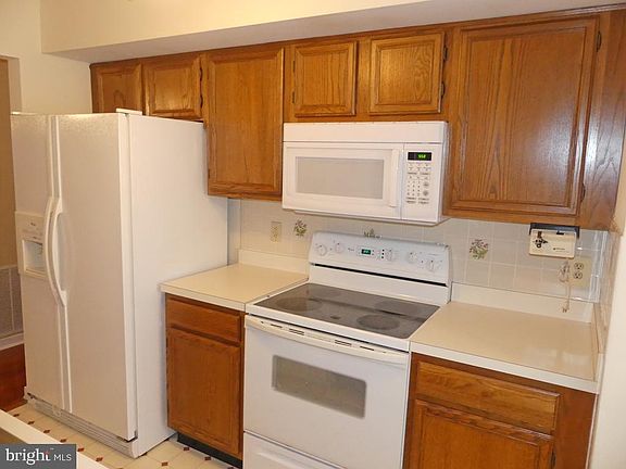 5th image of 200 Burkwood Ct Unit 2H