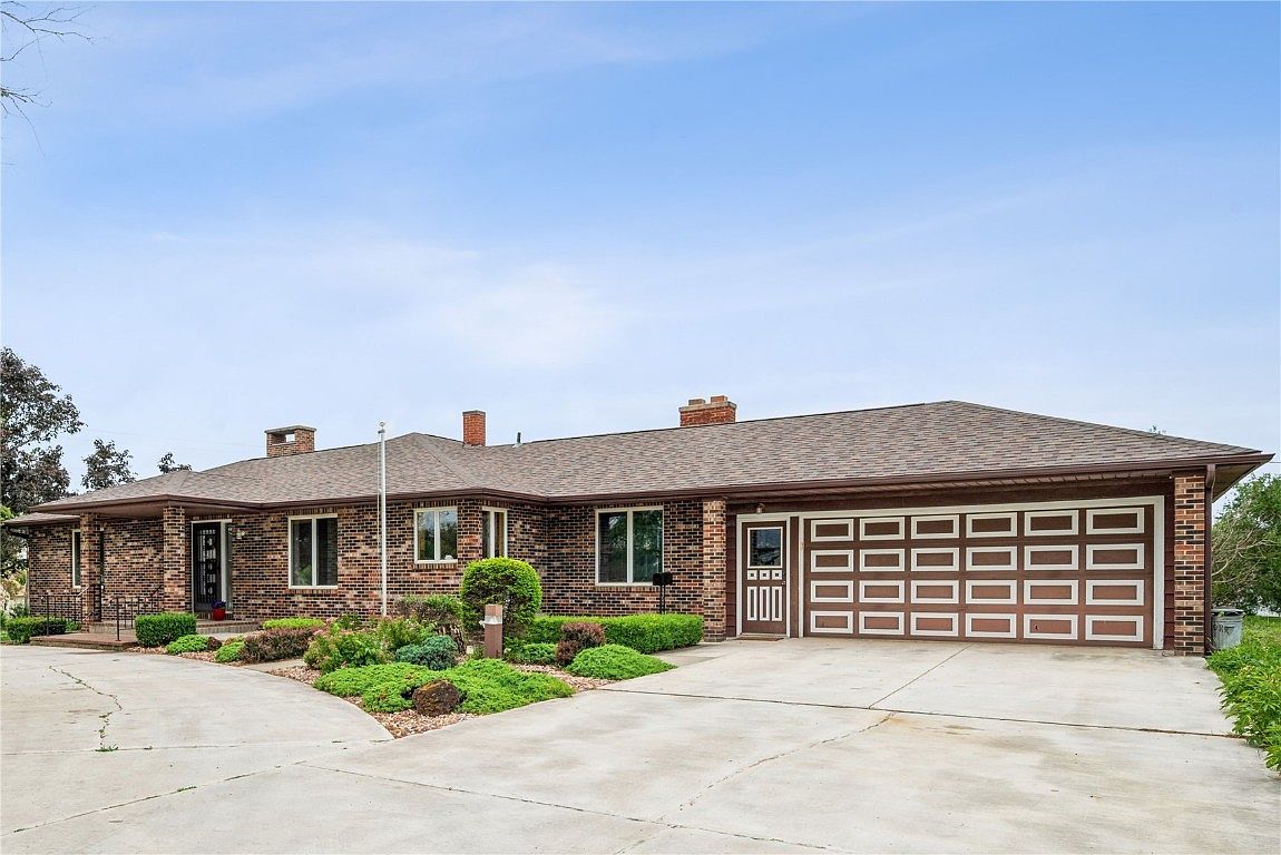 209 1st Ave W, Newhall, IA 52315 Zillow