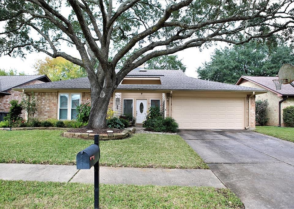 Lovely updated home in the heart of Sugar Land