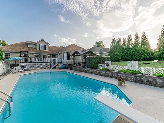 2nd image of 309 Emerald Chase Cir