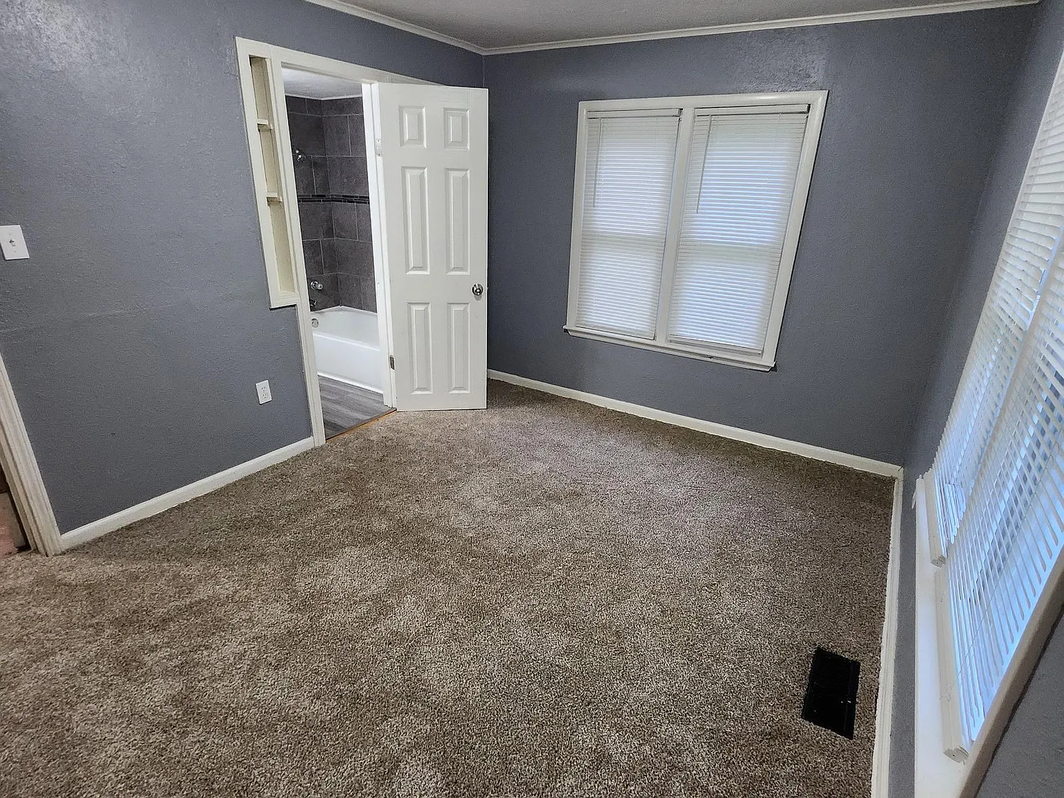 3 bed, 1054 sqft, $1,699 — Photo 3