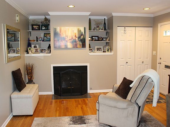 2nd image of 2126 W Balmoral Ave #2126