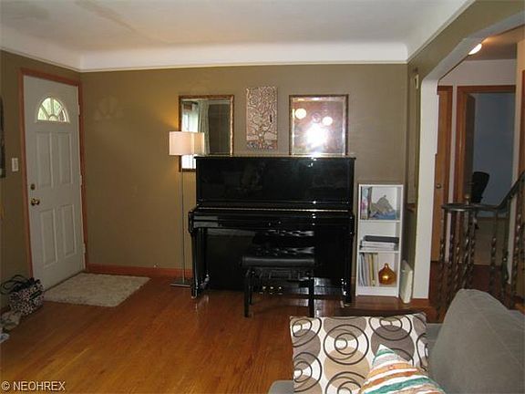 3rd image of 33419 Linden Dr