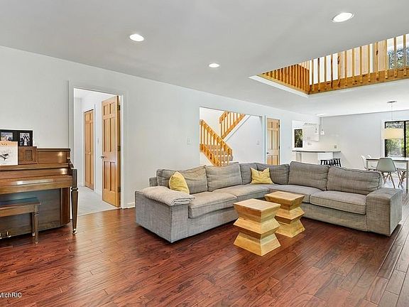 5th image of 4854 Lakewood Ave